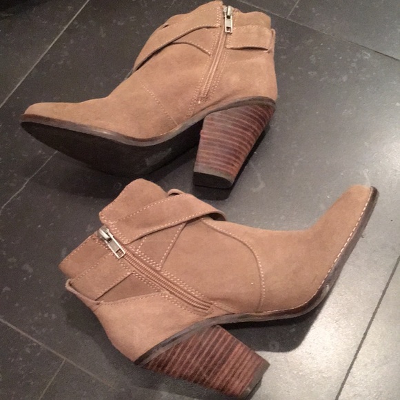 Dolce Vita brown suede ankle booties size 7 - Picture 2 of 7